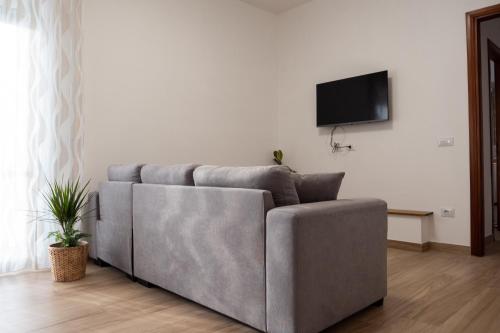 a grey couch in a living room with a tv at App.Carrera Fondi in Fondi