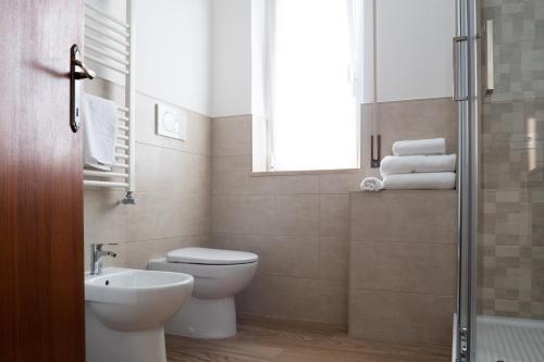 a bathroom with a toilet and a sink and a window at App.Carrera Fondi in Fondi