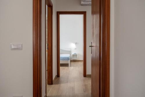 a hallway with a door leading to a bedroom at App.Carrera Fondi in Fondi