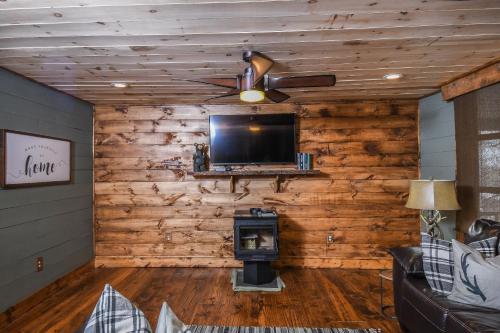 Μια τηλεόραση ή/και κέντρο ψυχαγωγίας στο Kare Bear Cabin