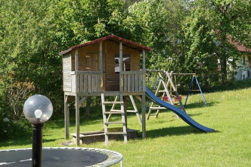 聖恩吉瑪的住宿－Ferienwohnungen Paukner，一个带树屋和滑梯的游乐场