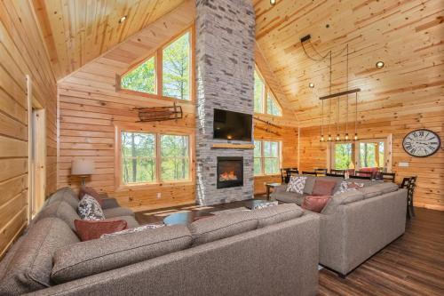 Una sala de estar con sofás y chimenea. en CJs Mountain Lodge, en McHenry