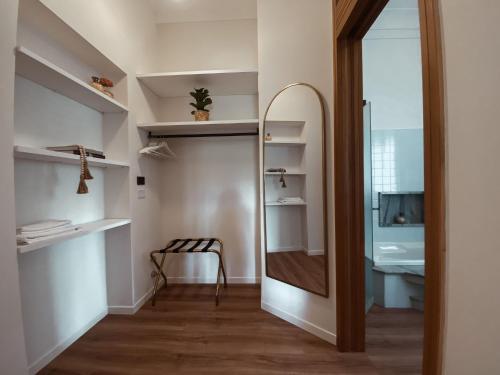 La salle de bains est pourvue d'un miroir et d'un lavabo. dans l'établissement Villa Maldestra, à Rimini