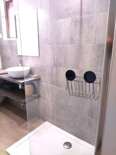 une salle de bain avec douche et lavabo dans l'établissement Terrasse vue Mer et port, hyper centre, à Sausset-les-Pins