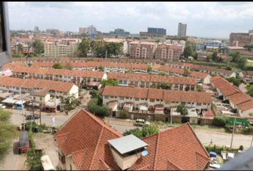 una vista aérea de una ciudad con techos rojos en Attic place South B. en Nairobi