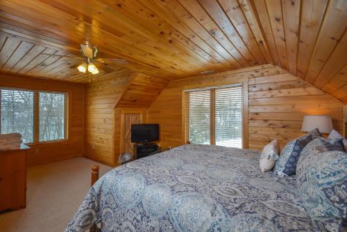 Hearts Desire في ماكهنري: غرفة نوم بسرير في كابينة خشبية