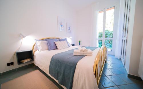 een slaapkamer met een bed met handdoeken erop bij [Suite con Piscina] WiFi - Netflix - Mare a 7 Min in Varazze