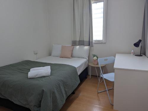 Adelaide的住宿－Studio 14 Wright Lodge，一间小卧室,配有床和窗户