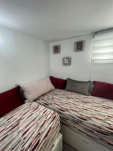 1 dormitorio con 2 camas en una habitación en Studio El Jamil, en Douar el Hafey