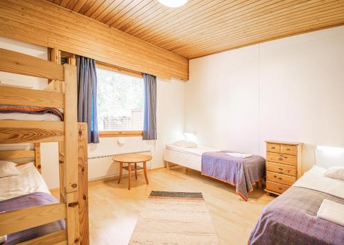 a bedroom with two bunk beds and a window at Honkiniemi in Ähtäri