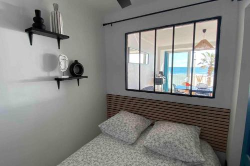 une chambre avec un lit et une fenêtre avec l'océan dans l'établissement Évasion - superbe vue mer !, à Canet