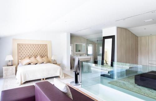 1 dormitorio con 1 cama y suelo de cristal en Villa Argiles, en Bunyola