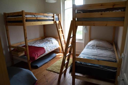 Cette petite chambre dispose de 2 lits superposés et d'une fenêtre. dans l'établissement Le Refuge - Gîte Familial, à Saint-Angel