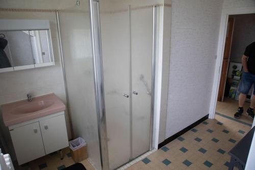 une salle de bain avec douche et lavabo dans l'établissement Le Refuge - Gîte Familial, à Saint-Angel