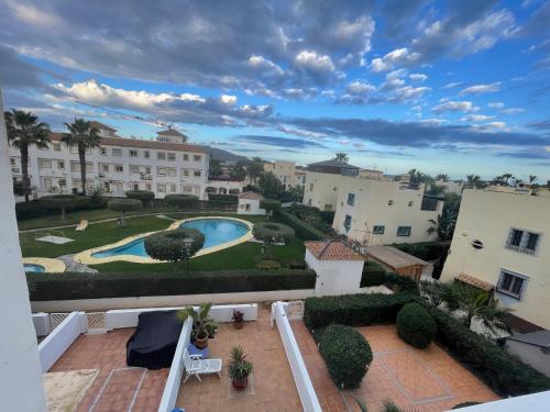 - une vue depuis le balcon d'un immeuble avec piscine dans l'établissement Casa Maria, Duplex, Vera Playa, à Vera