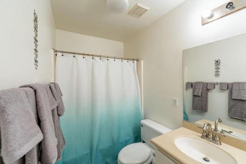 Family-friendly 4BR Home - Spacious - Great Location في فونتانا: حمام مع حوض ومرحاض ودش