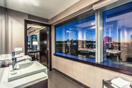 Koupelna v ubytování City Center - Panoramic Corner Suite at Vdara