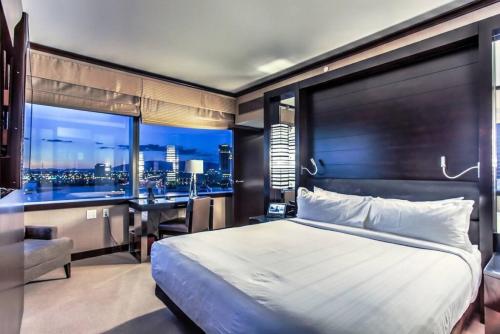 Tempat tidur dalam kamar di City Center - Panoramic Corner Suite at Vdara