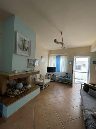 Μια τηλεόραση ή/και κέντρο ψυχαγωγίας στο ''Seashell" maisonette by the sea -private patio-