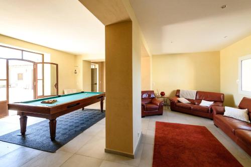 ein Wohnzimmer mit einem Billardtisch und einem Sofa in der Unterkunft Mas Viticole Les Cardelines with swimming pool - by feelluxuryholidays in Vacqueyras