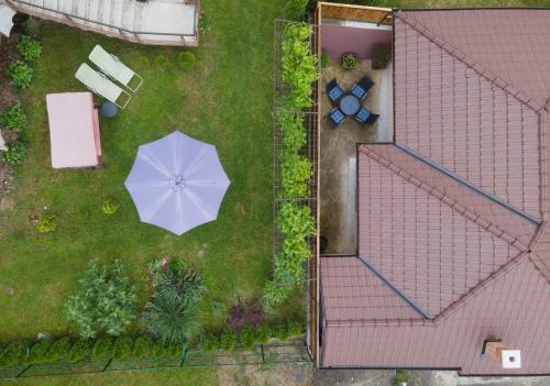 an overhead view of an umbrella on a lawn at JEDRO - Apartman sa garažnim parkingom in Vrnjačka Banja