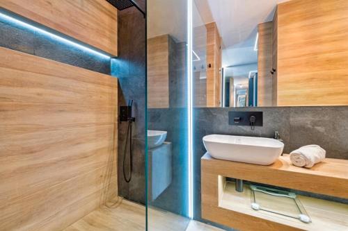 a bathroom with a sink and a shower at Riverview Apartament Waterline SPA & Pool in Gdańsk