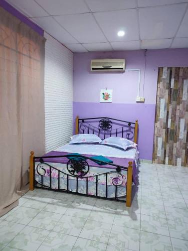 Ένα ή περισσότερα κρεβάτια σε δωμάτιο στο ZULAIKHA HOMESTAY