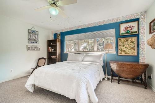 1 dormitorio con cama y pared azul en Classic Retreat in Great Neighborhood en Houston