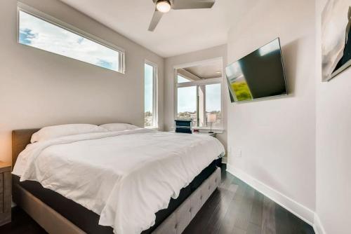 a bedroom with a bed and a flat screen tv at Capitol View Condos - Downtown Austin - Lone Star in Austin