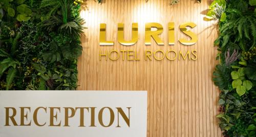 葛倫的住宿－Hotel Luris，木墙上的一个植物标志