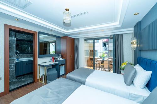 um quarto de hotel com duas camas e uma varanda em Freya Hotel em Istambul