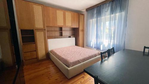 - une chambre avec un lit, une table et une fenêtre dans l'établissement Casa CRETIER - CIR 0281, à Aoste