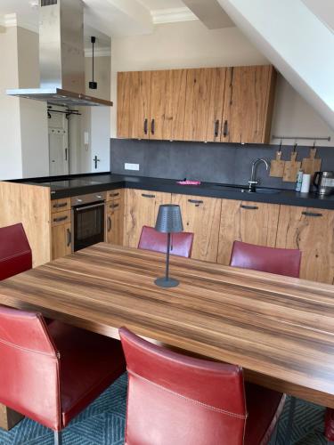Dapur atau dapur kecil di Luxus Lindenhof Apartments -Ferienwohnungen in Friesland an der Nordsee am Naturschutzgebiet Urwald