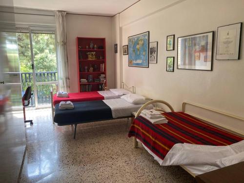 1 dormitorio con 2 camas, ventana y mesa en Oasi Verde en Nápoles