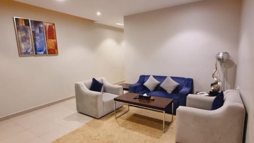 a living room with two couches and a coffee table at رؤوم ان للشقق الفندقية- Raoum Inn Hotel Apartments-Sakaka in Sakakah