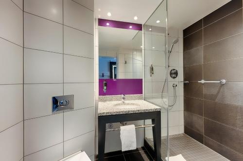 a bathroom with a sink and a mirror at Premier Inn Berlin Alexanderplatz in Berlin