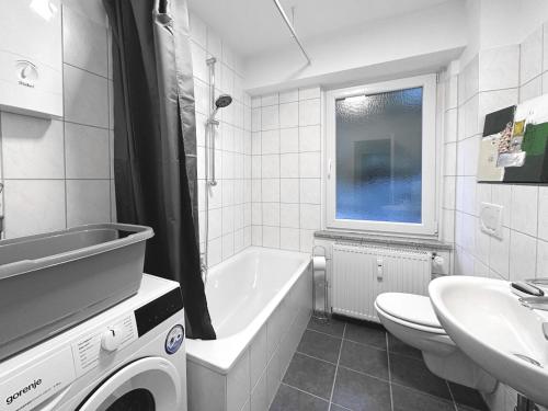 een badkamer met een bad, een wastafel en een toilet bij # VAZ Apartments RS05 TV, WLAN, Küche, Zentrumsnah in Remscheid