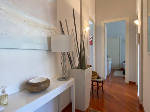 un salon avec une table et une lampe dans l'établissement La Porte de France by Connexion, à Menton