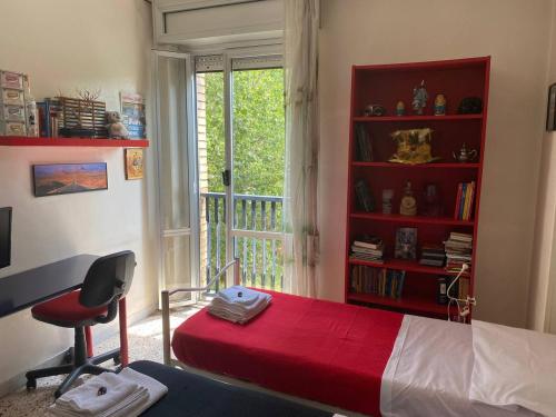 1 dormitorio con 1 cama, 1 silla y 1 ventana en Oasi Verde en Nápoles