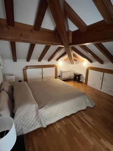 アルビッソラ・マリーナにあるVilla Mirosaのベッドルーム1室(屋根裏部屋に大型ベッド1台付)