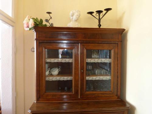 a wooden cabinet with a statue on top of it at Schloss Hohenzollern - Fewo mit Meerblick in Ahlbeck
