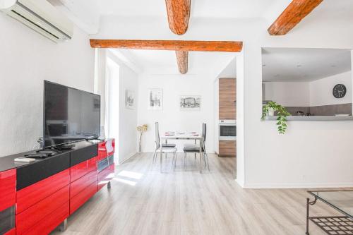 une cuisine avec une armoire rouge et une salle à manger dans l'établissement Appart 2 ch AC proche Cours Julien & Vieux-Port, à Marseille