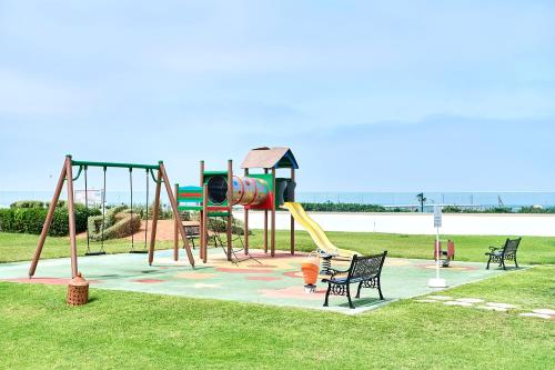 een speeltuin met een glijbaan en stoelen in een park bij Iberostar Founty Beach All Inclusive in Agadir