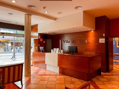 ein Restaurant mit einem Schild, das Vita do taco liest in der Unterkunft Hotel Vila de Tossa in Tossa de Mar