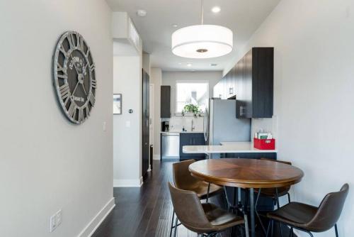 a kitchen and dining room with a wooden table and chairs at Capitol View Condos by One Fine Bnb - Paramount in Austin
