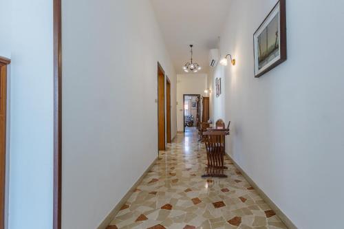 a hallway of a house with a tile floor at Cà Fernanda in Fiesso Umbertiano