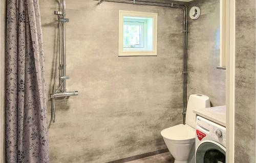 La salle de bains est pourvue d'une douche et de toilettes. dans l'établissement 3 Bedroom Awesome Home In Grythyttan, à Grythyttan
