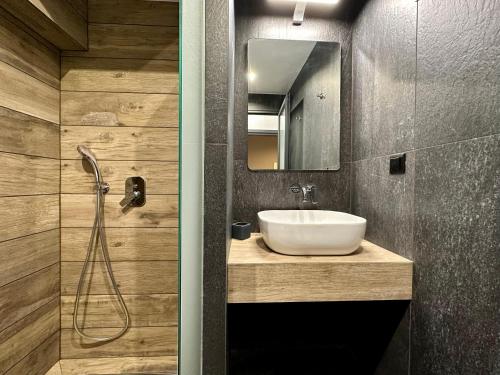 奈爾羅達的住宿－Sea View Apartment Grek Nea 1，一间带水槽和镜子的浴室