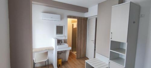 um quarto branco com um lavatório e um espelho em VROOM510 em Verona