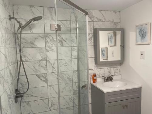 y baño con ducha y lavamanos. en Home in Arbor Terrace Resort, en Bradenton